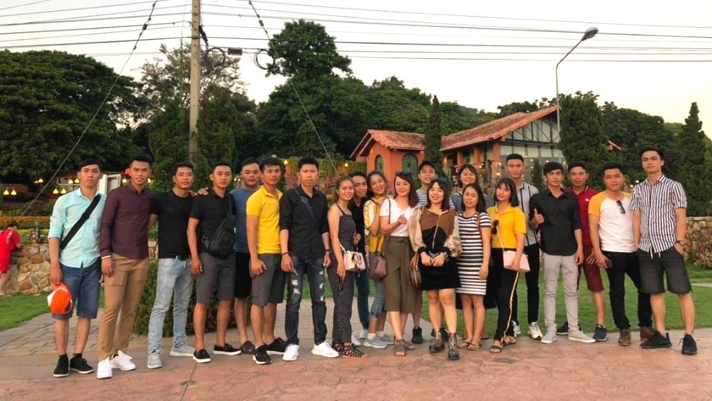 Đoàn khách check in trong tour Thái Lan