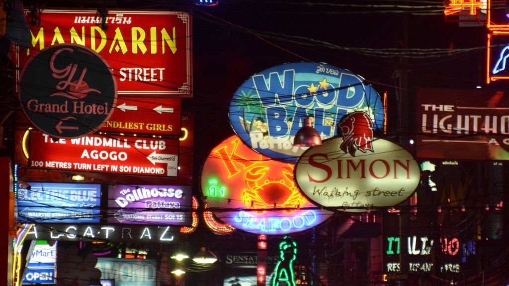 Phố Walking Street biển hiệu sáng đèn sôi động