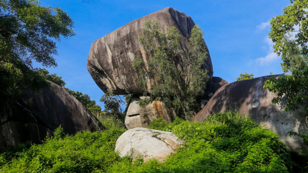 Hòn đá Ba Chông với hình thù độc đáo