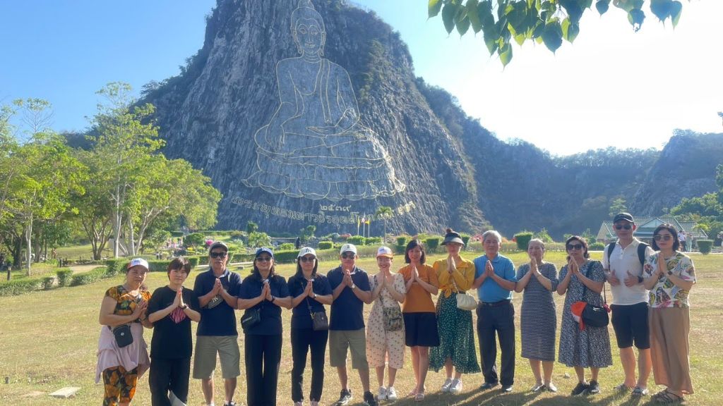 Đoàn khách tour Thái Lan chụp ảnh lưu niệm tại Khao Che Chan (Núi Phật Vàng)