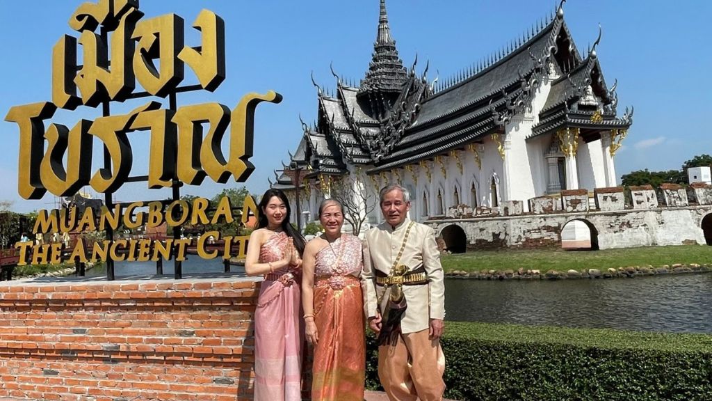 Du khách trải nghiệm trang phục truyền thống Thái Lan