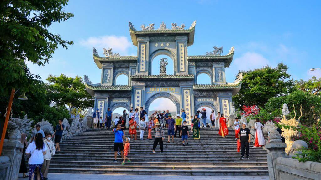 Viếng thăm Linh Ứng Tự tại Bán đảo Sơn Trà