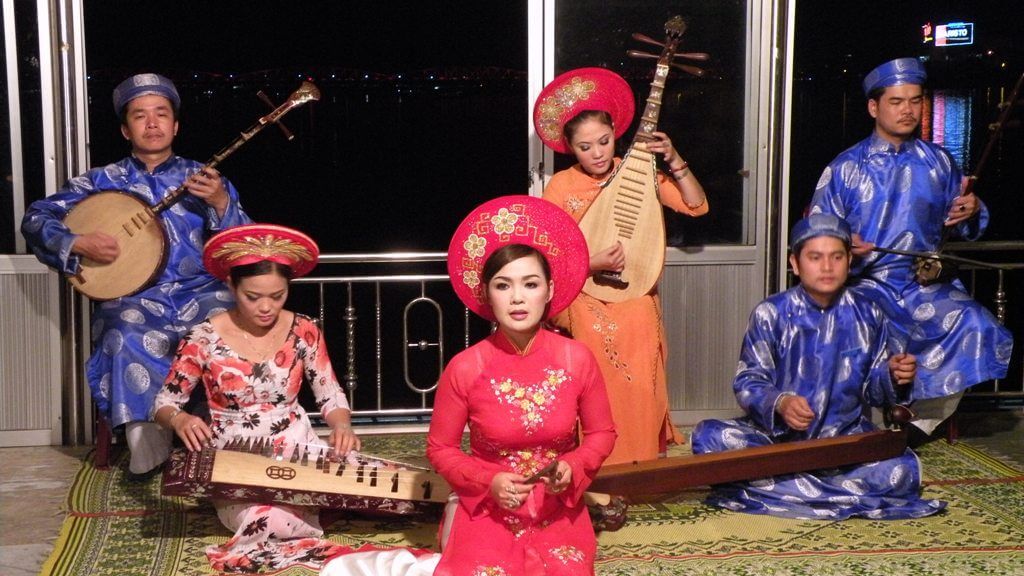 Thưởng thức ca Huế trên sông Hương