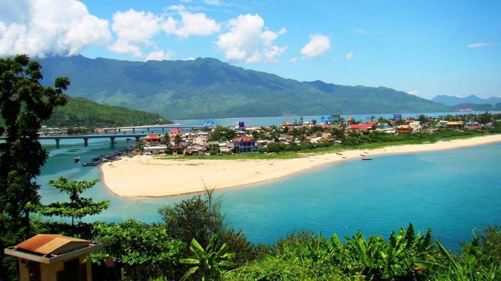 Bãi biển Lăng cô Huế với biển xanh cát trắng