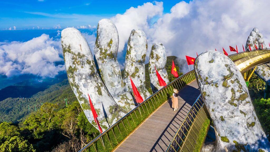 Check - in tại Cầu Vàng Bà Nà Hills