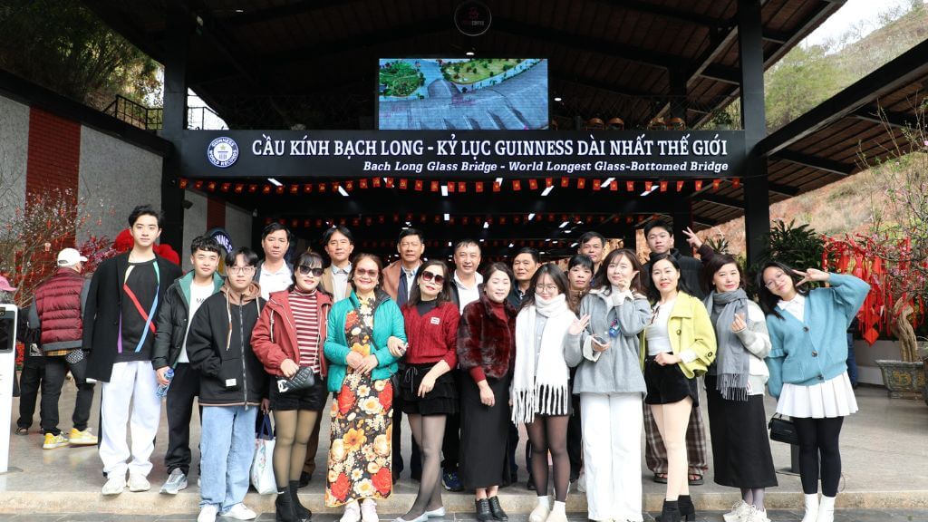 Đoàn check in tại Cầu Kính Bạch Long