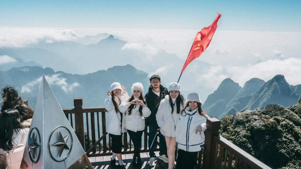 Đoàn chinh phục nóc nhà Đông Dương trong tour Tây Bắc 30/4