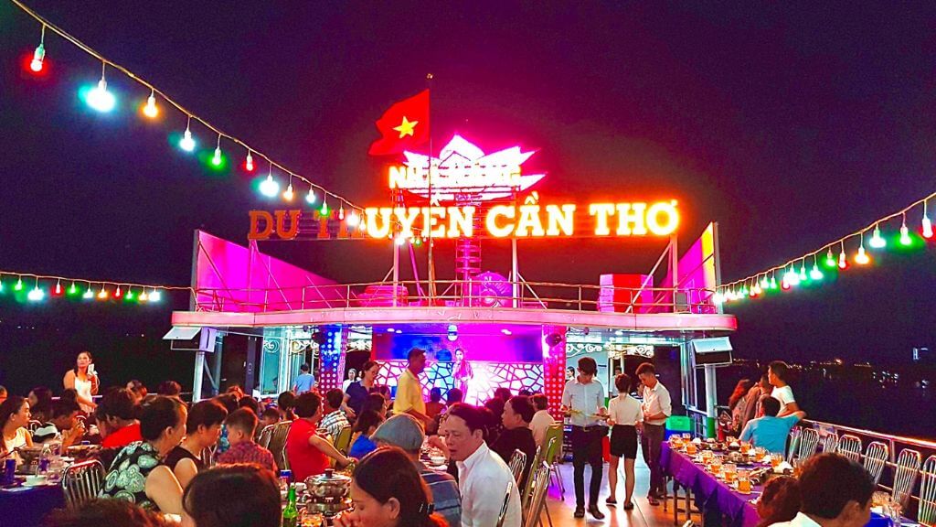 Thưởng ngoạn du thuyền trên sông Hậu