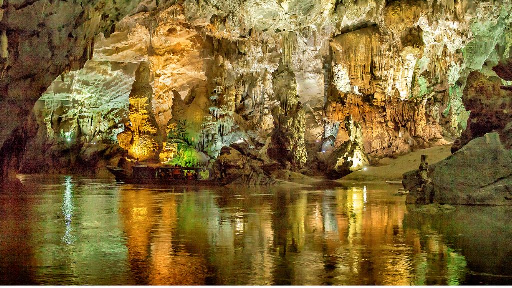 Chiêm ngưỡng khung cảnh hùng vĩ của thiên nhiên tại Động Phong Nha
