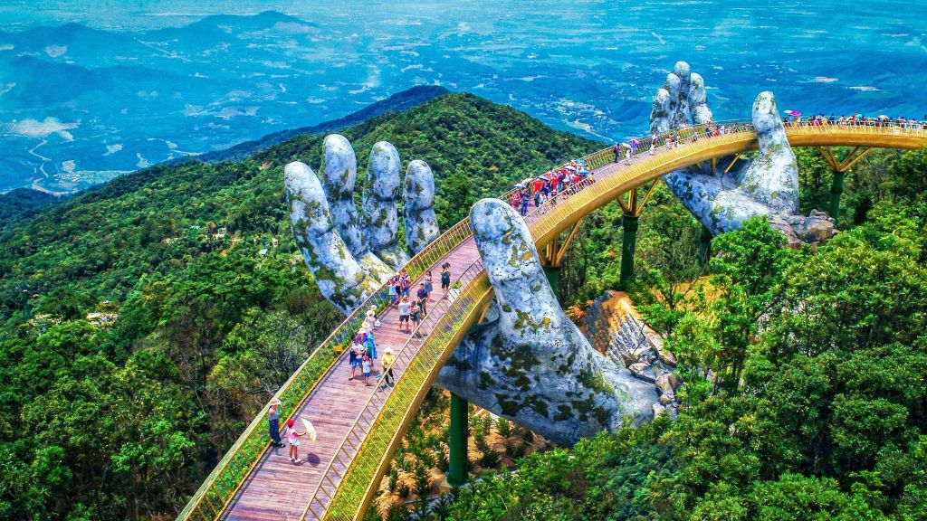 Dạo bước trên Cầu Vàng tại Bà Nà Hills