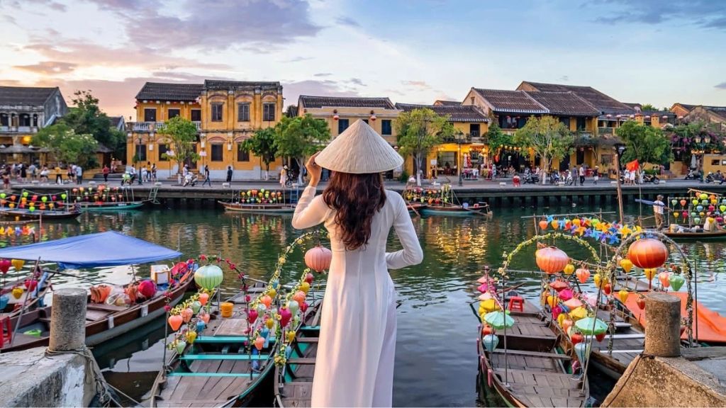 Du khách checkin chụp ảnh tại Phố Cổ Hội An
