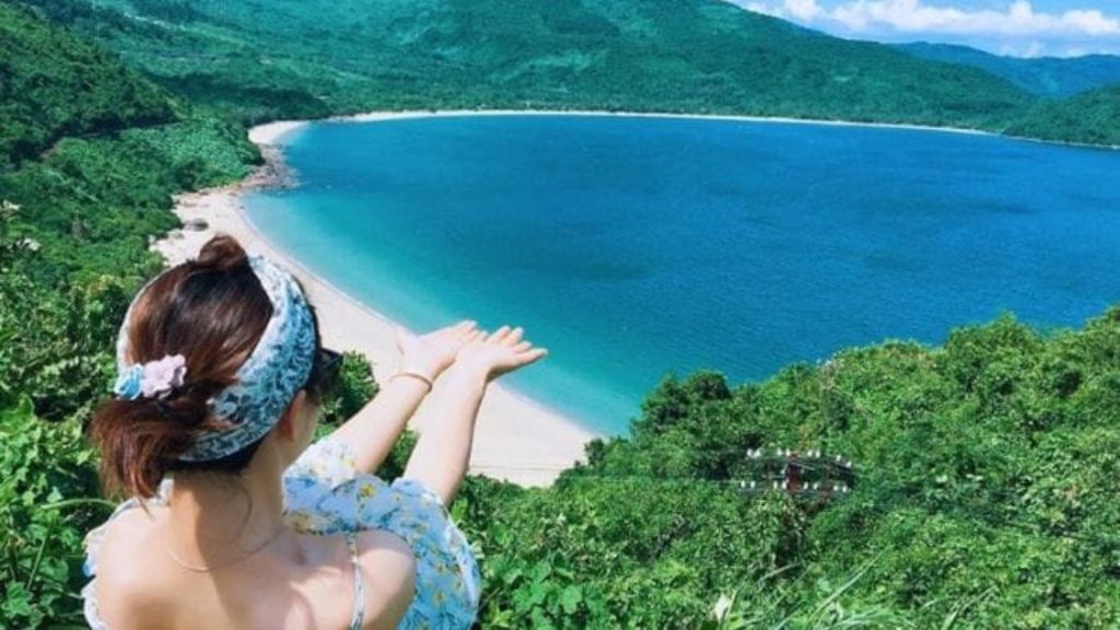 Du khách checkin tại Ban Đảo Sơn Trà