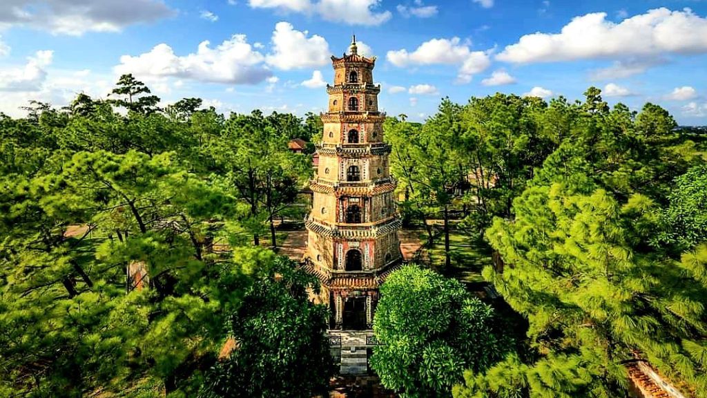 Ngắm nhìn toàn cảnh chùa Thiên Mụ nằm cạnh bờ sông Hương