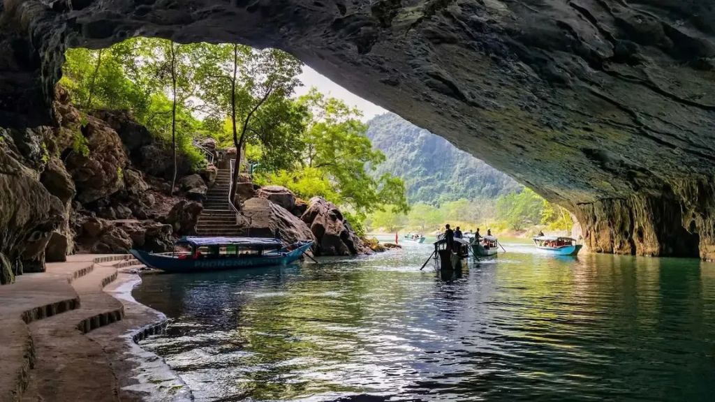 Tham quan khám phá Động Phong Nha