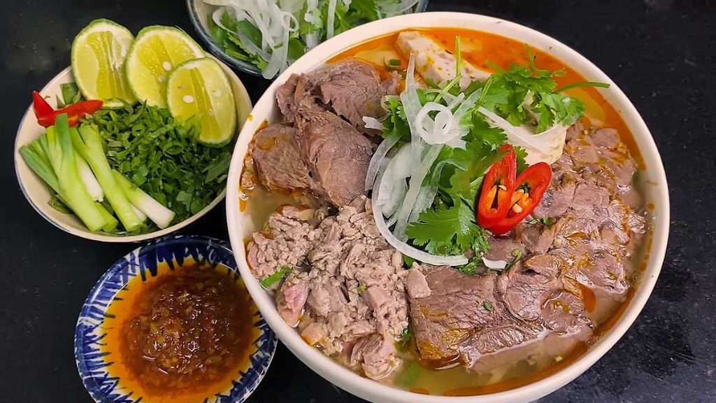 Thưởng thức đặc sản tại Huế