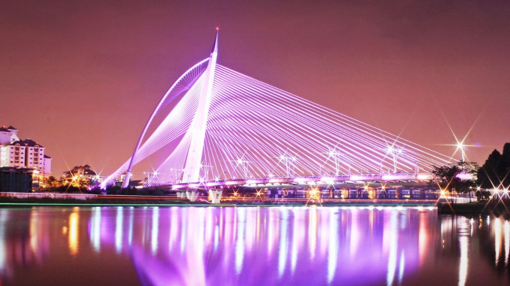 Cầu Seri Wawasan là một trong những cây cầu nổi bật nhất tại Putrajaya lung linh ánh sáng về đêm
