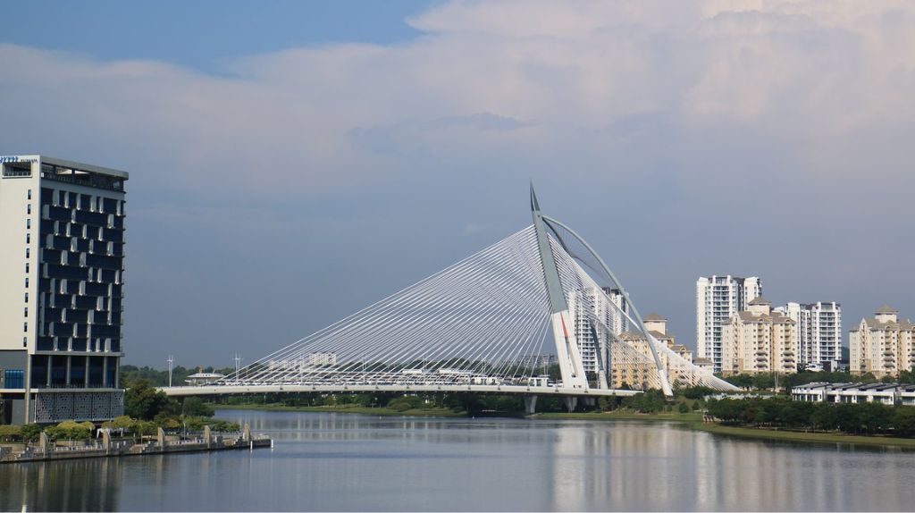 Ngắm nhìn cầu Seri Wawasan là một trong những cây cầu nổi bật nhất tại Putrajaya