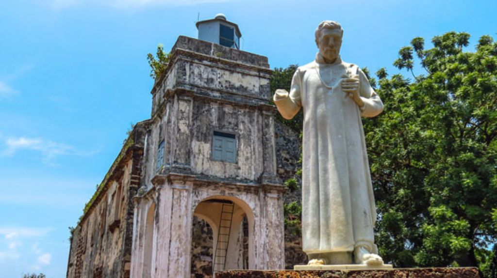 Tham quan , nhà thờ cổ Saint Paul mang phong cách Châu Âu cổ kính