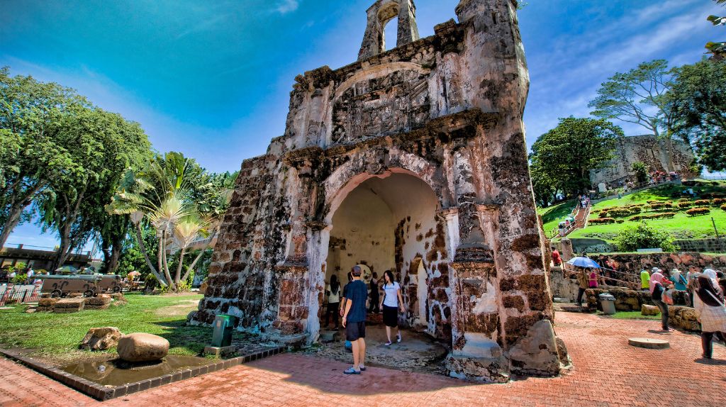Tham quan chiêm ngưỡng tàn tích còn sót lại của  thành lũy cổ do người Bồ Đào Nha