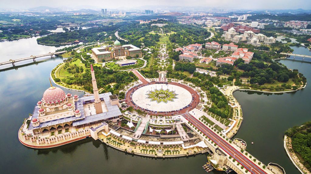 Toàn cảnh Quảng trường Putra là trung tâm hành chính và văn hóa của Putrajaya
