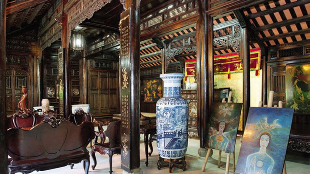 Bên trong ngôi nhà