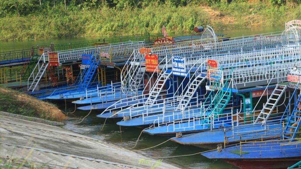 Du khách bắc đầu hành trình tham quang hồ Na Hang