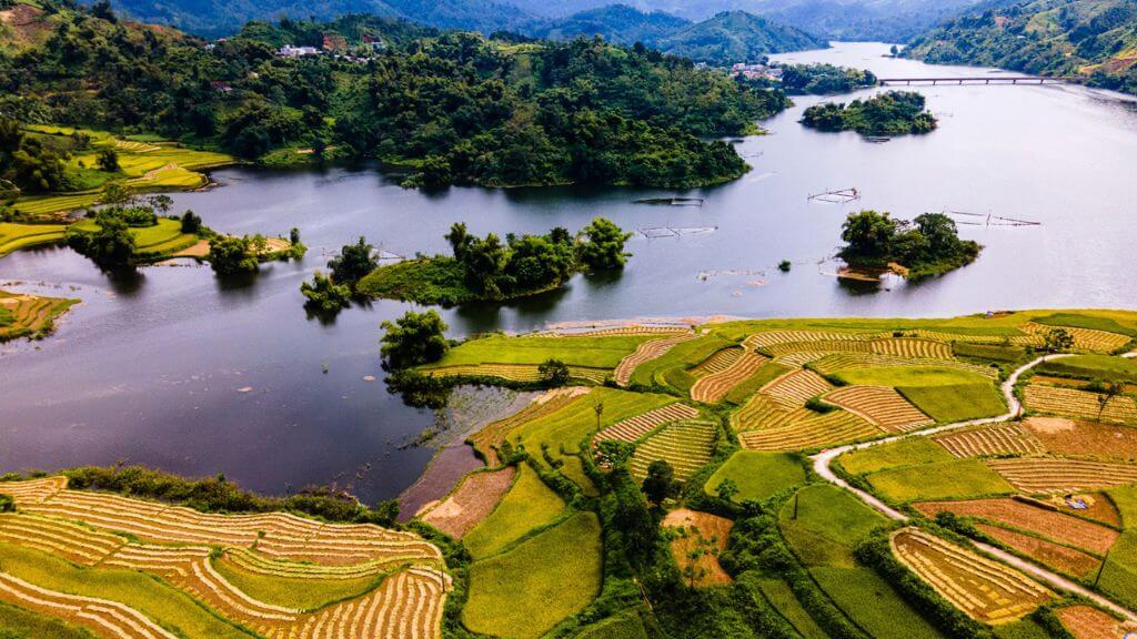 Ngắm nhìn cảnh sắc hùng vĩ Na Hang