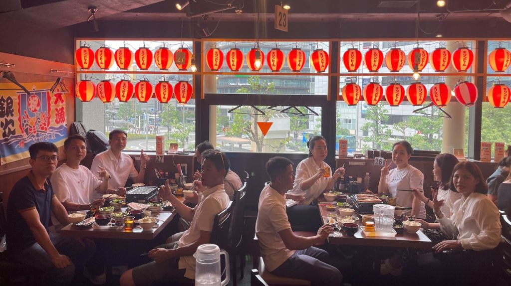 Đoàn khách dùng bữa ăn tại nhà hàng