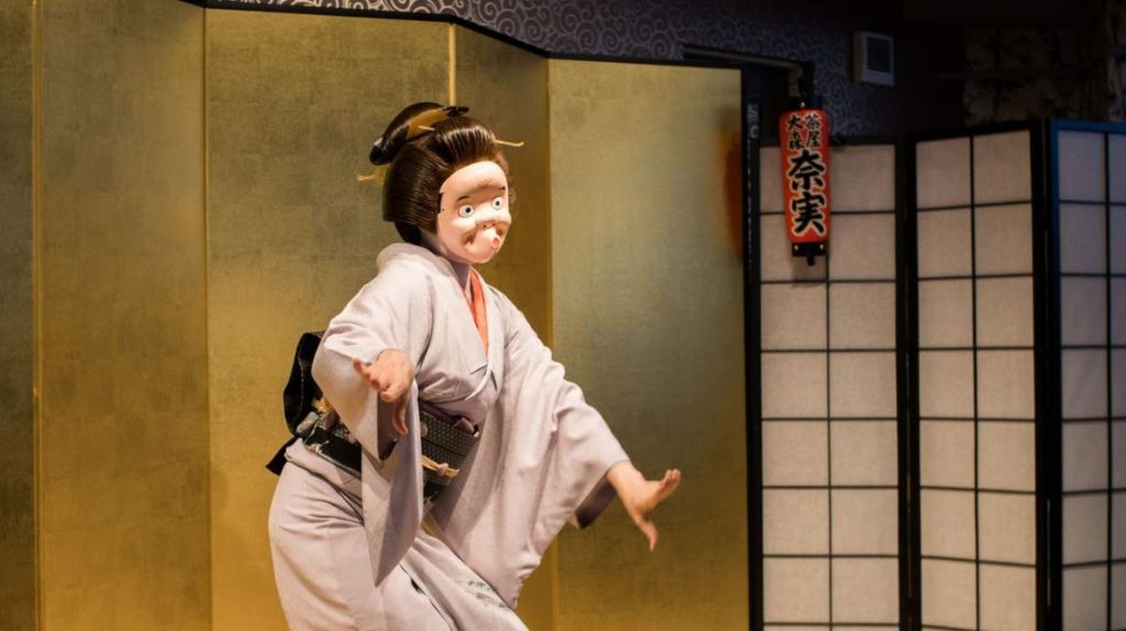 Đoàn khách dùng bữa ăn tối tại nhà hàng và thưởng thức biểu diễn Geisha Show