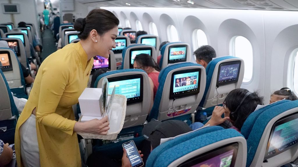 Đoàn khách nghỉ đêm trên chuyến bay Vietnam Airline chuẩn bị cho một hành trình phấn khởi tại Nhật Bản