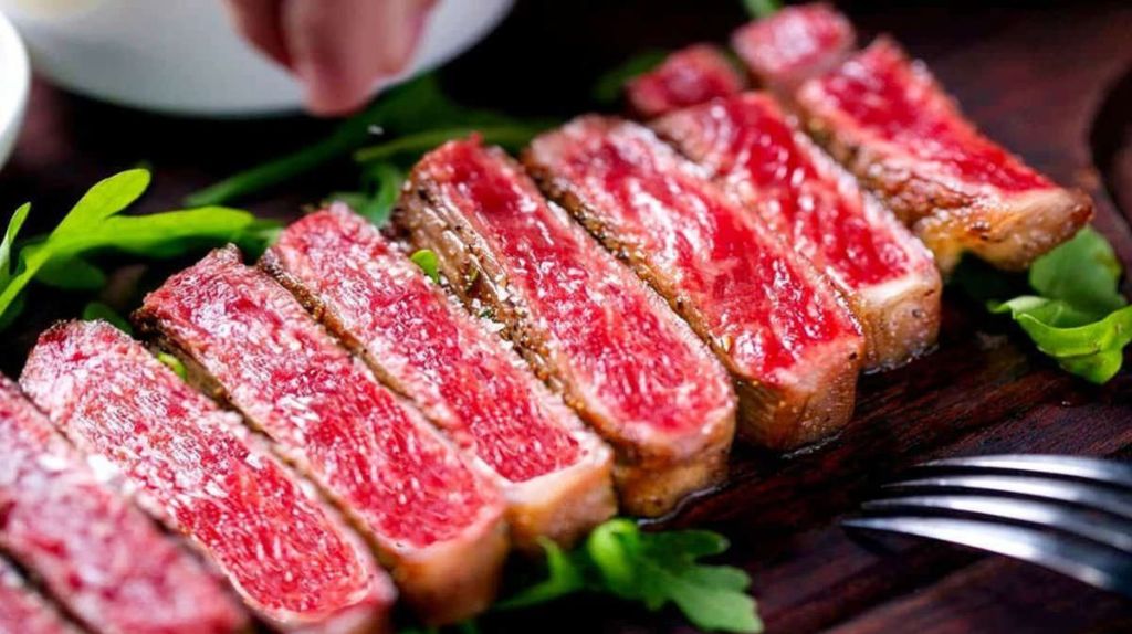 Đoàn khách thưởng thức món bò Kobe trứ danh