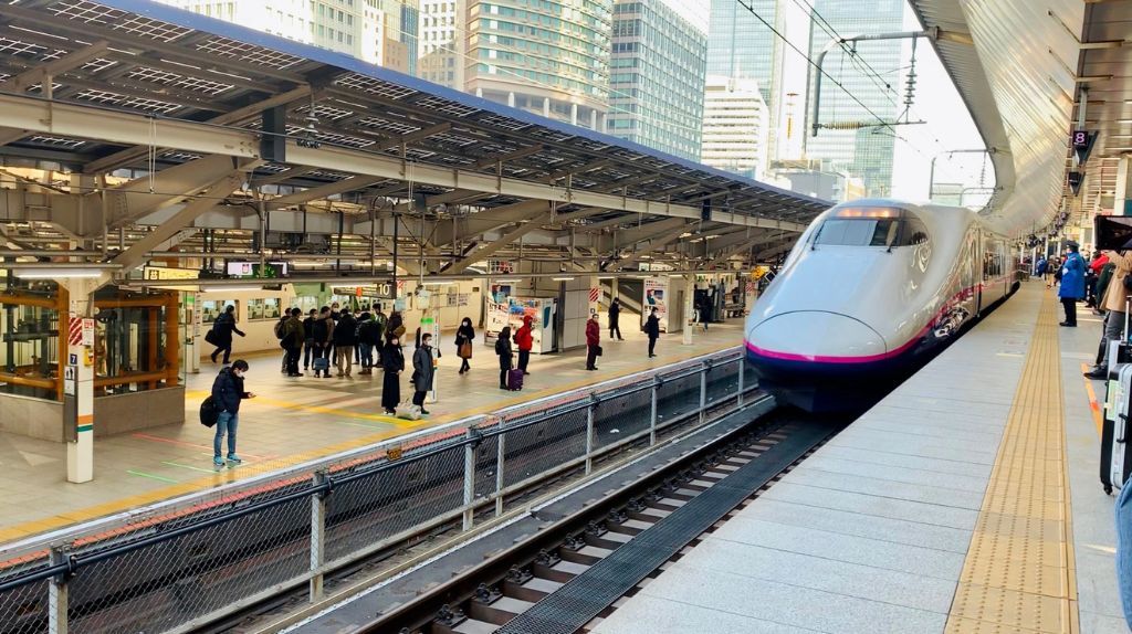 Đoàn khách trải nghiệm tàu Shinkansen với vận tốc 300km h