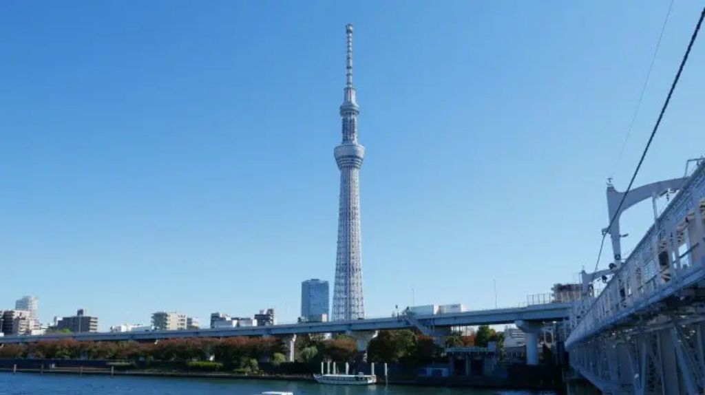Du khách chụp ảnh bên ngoài Tháp Tokyo Skytree