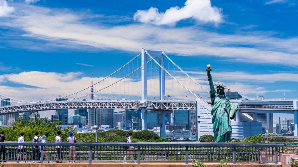 Du khách tham quan và chụp hình toàn cảnh vịnh Odaiba nổi tiếng với bản sao tượng Nữ Thần Tự Do tại Odaiba Seaside Park