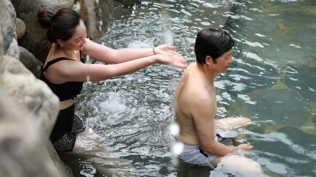 Du khách trải nghiệm tắm onsen truyền thống sau một ngày vui chơi