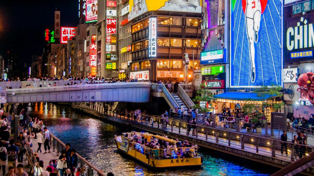 Du khách tự do mua sắm tại khu phố Shinsaibashi sôi động bậc nhất Osaka