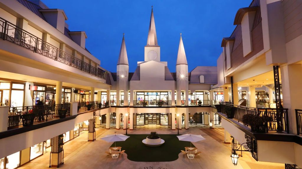 Du khách tự do tham quan và mua sắm tại Mitsui Outlet Park Jazz Dream Nagashima