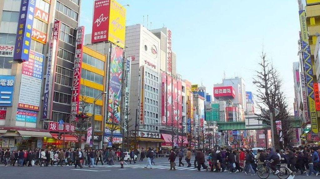 Du khách tự do tham quan và mua sắm tại phố điện tử Akihabara