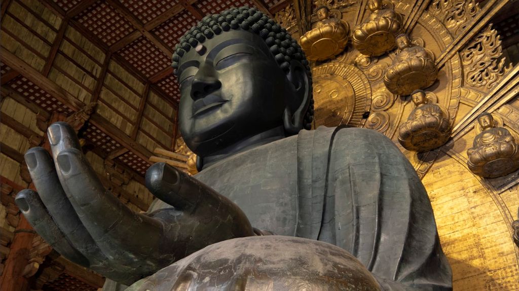 Ngắm nhìn tượng Phật bằng đồng cao tại chùa Todaiji
