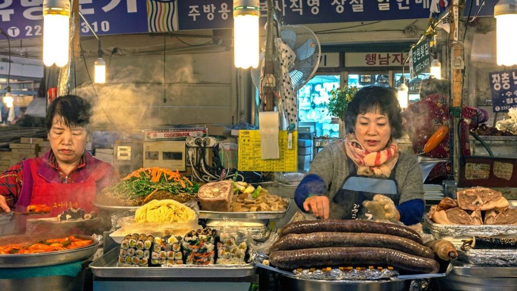 Thưởng thức các món ăn đường phố tại chợ Dongdaemun