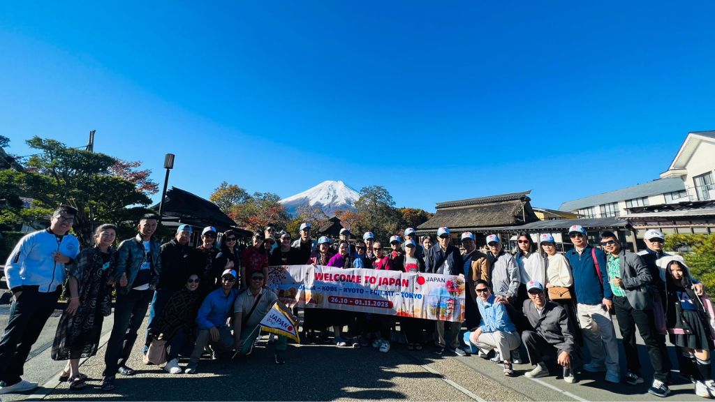 Đoàn khách check in Núi Phú Sĩ