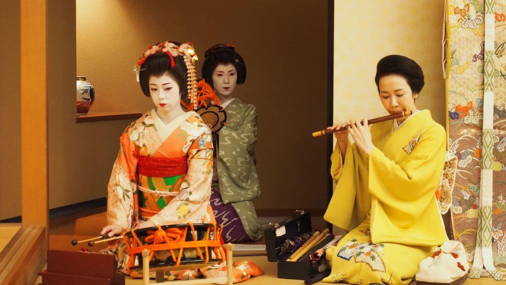 Đoàn dùng bữa trưa tại nhà hàng và thưởng thức Geisha Show