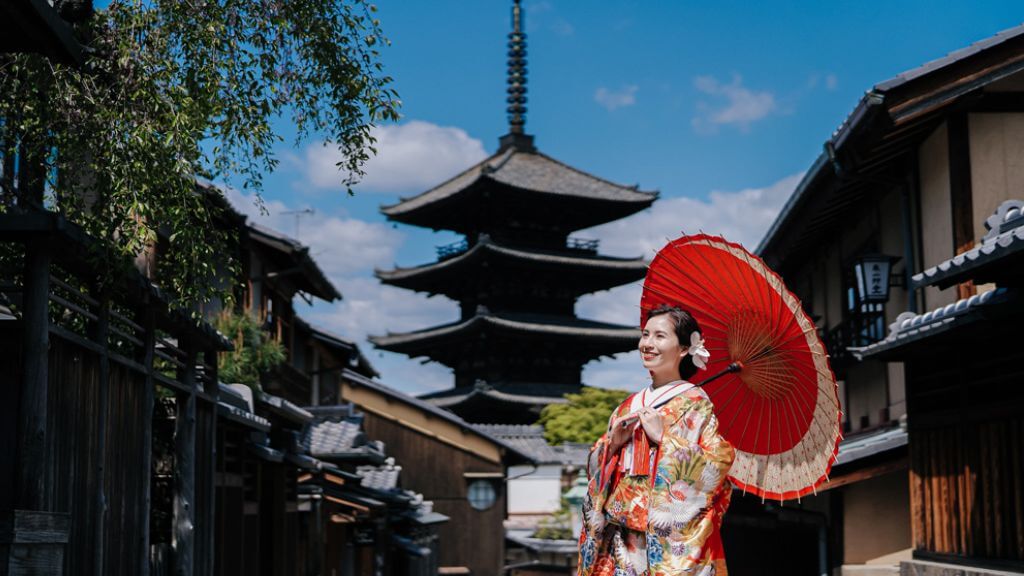 Đoàn mặc Kimono check in Chùa Toji