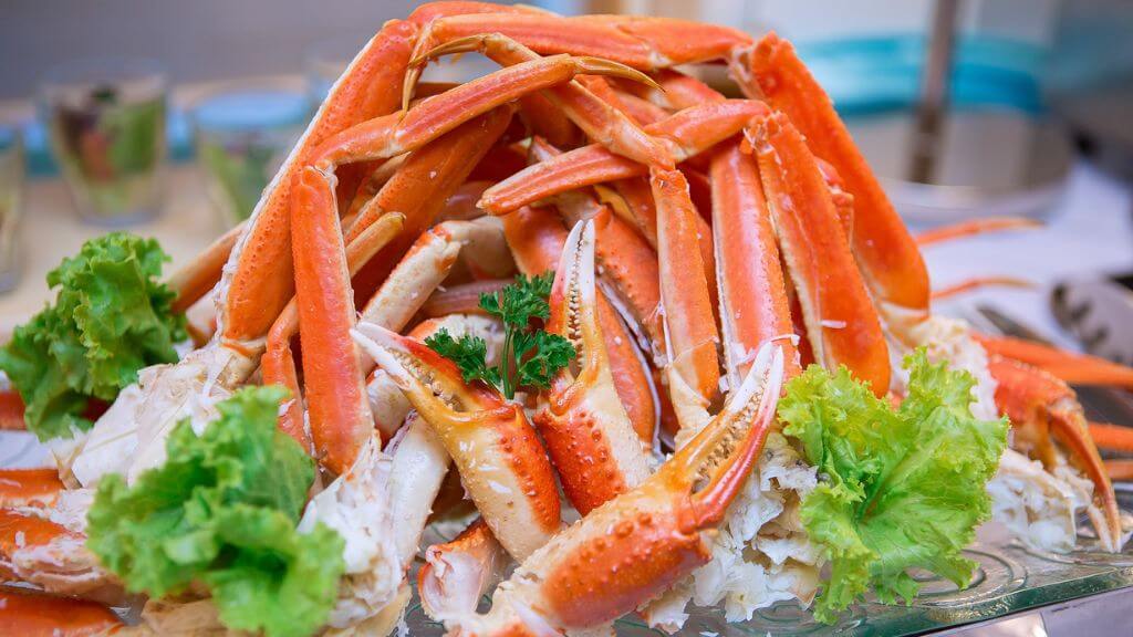 Đoàn thưởng thức chân cua tuyết hấp dẫn