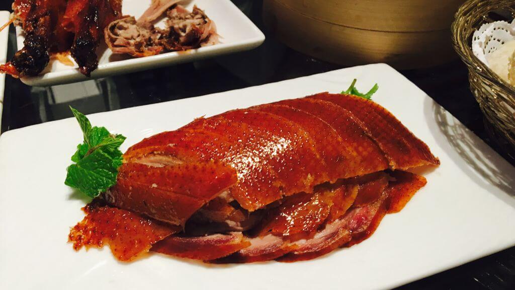 Đoàn thưởng thức đặc sản Vịt quay Bắc Kinh