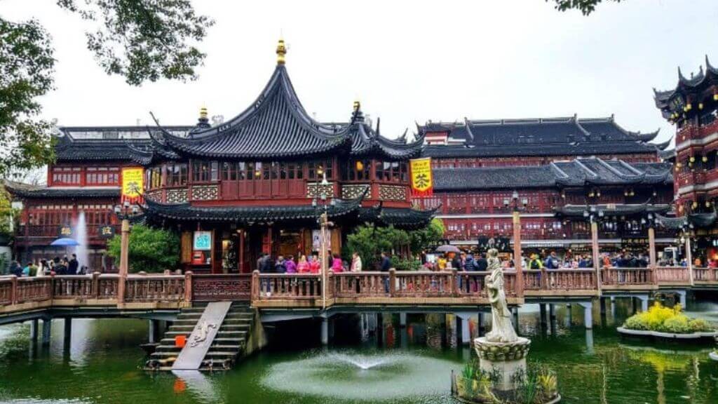 Du khách chiêm bái Miếu Thành Hoàng