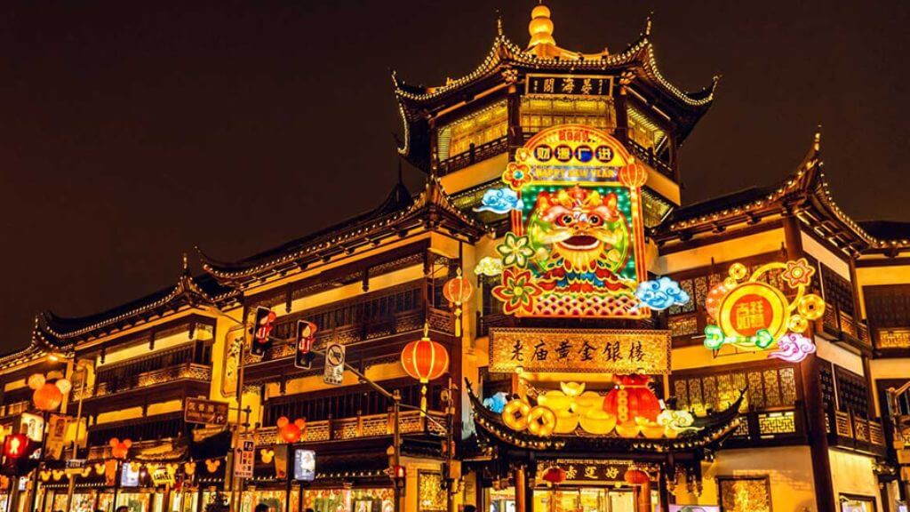 Miếu Thành Hoàng lung linh về đêm