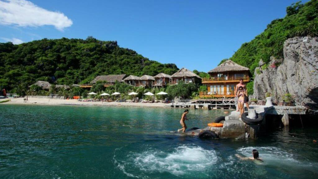 Du khách tự do hoạt động tại Monkey Island Resort