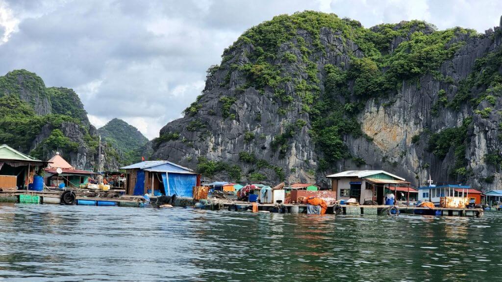Khám phá cuộc sống hàng ngày của ngư dân trên Vịnh Lan Hạ
