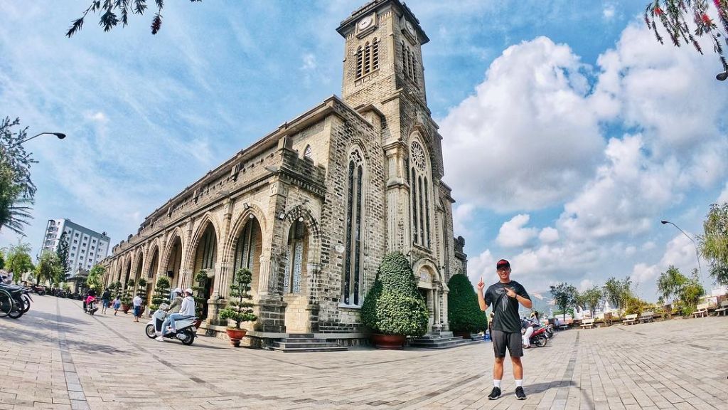 Khách du lịch Nha Trang check in tại nhà thờ Núi